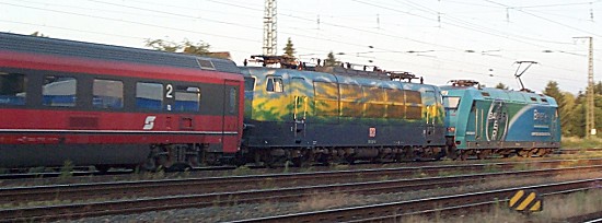 101 083 schleppt 103 220 vor CNL 213 (1.7.01)