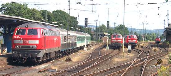 215 Parade in verkehrsrot