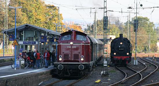 V100 2299 mit 38 2267 in KRE (15.10.05)